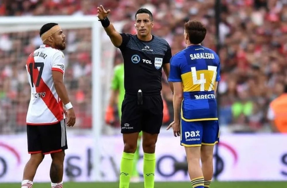El juez de 35 años será el encargado de impartir justicia el domingo en el estadio Mario Alberto Kempes. Viene de dirigir el último duelo entre el Xeneize y el Millonario y cuenta con un historial parejo con ambos. / Gentileza.