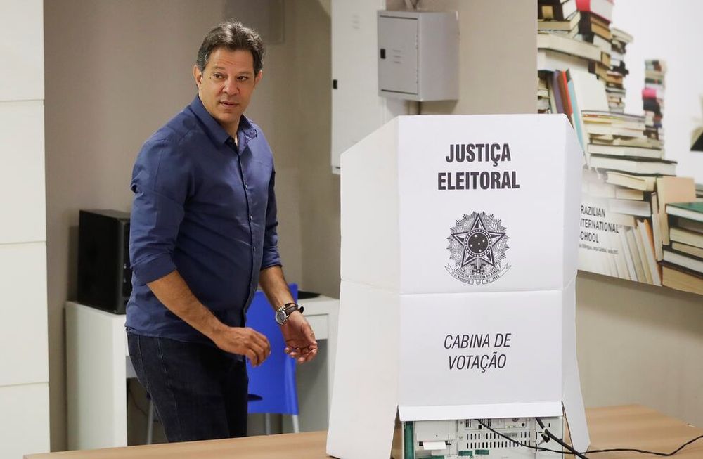 La democracia está en juego, dijo Haddad antes de votar en Sao Paulo