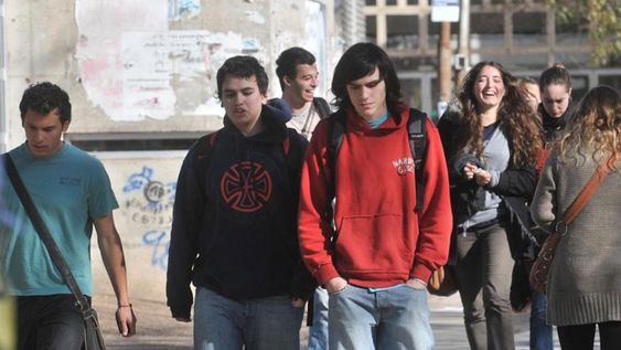 Los científicos del Instituto de Ciencias del Aprendizaje y del Cerebro (I-LABS) de la Universidad de Washington, analizaron a jóvenes antes y después de los confinamientos por Covid-19 en Estados Unidos. Lo que encontraron es sorprendente: los resultados indican que la pandemia causó una maduración cerebral inusualmente rápida en los adolescentes. Incluso esta fue más acelerada en las mujeres que en los varones. (La Voz / José Gabriel Hernández).