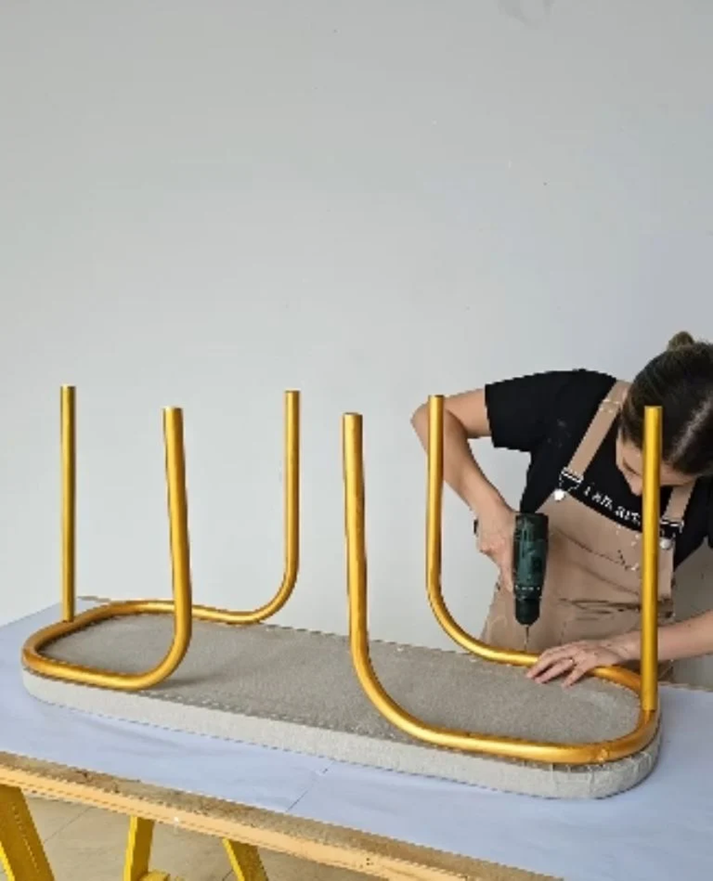 Las sillas de metal viejas pueden tener una nueva vida con esta idea de reciclaje. Las sillas de metal viejas pueden tener una nueva vida con esta idea de reciclaje.