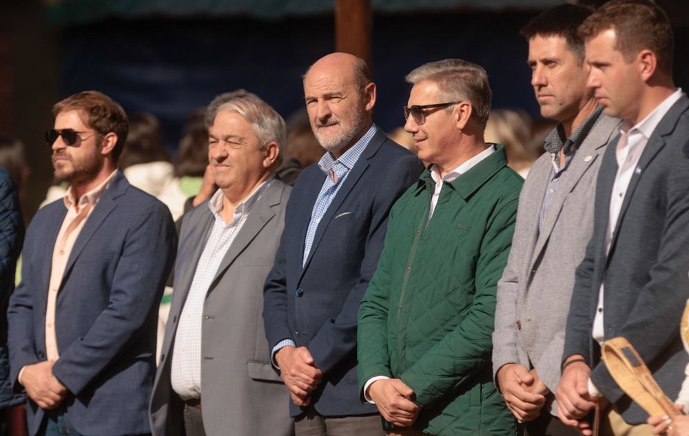 El ministro de Producción de Mendoza, Rodolfo Vargas Arizu, junto a empresarios del sector en la Fiesta de la Ganadería de la zonas áridas en General Alvear.