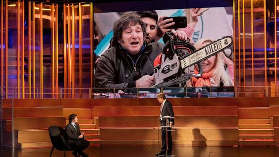 ROMA (ITALIA), 12/02/2024.- El presidente argentino, Javier Milei, junto al periodista italiano Nicola Porro. Milei considera que el Estado es el enemigo, una asociación criminal y el comunismo, una enfermedad del alma, al tiempo que asegura que, tras reconsiderar algunas posiciones, ha empezado a construir un vínculo positivo con el papa Francisco, que le recibió este lunes en el Vaticano. Filosóficamente soy anarcocapitalista y por lo tanto siento un profundo desprecio por el Estado. Creo que el Estado es el enemigo, creo que el Estado es una asociación criminal, dijo Milei en una entrevista que se transmitirá esta noche en el programa Quarta Reppublica de la cadena Retequattro, que ha avanzado algunos extractos. EFE/ Mediaset