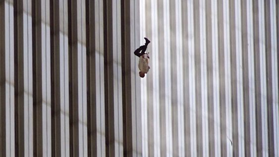 Richard Drew es el autor de una de las imágenes que más revelan la tragedia humana del “11-S”.