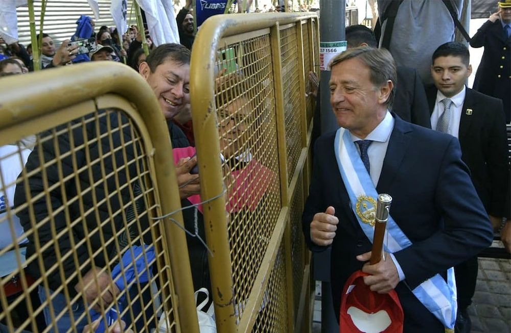 Apertura de Sesiones Ordinarias en la Legislatura. Gobernador de la provincia Rodolfo Suarez saluda a militantes ubicados en Peatonal, detrás de las vallas.Foto: Orlando Pelichotti / Los Andes