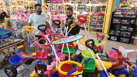 Los Andes | La gente que está comprando productos entre los $ 5.000 y $ 7.000, está pagando con tarjetas para aprovechar las promociones bancarias.  Foto: José Gutierrez