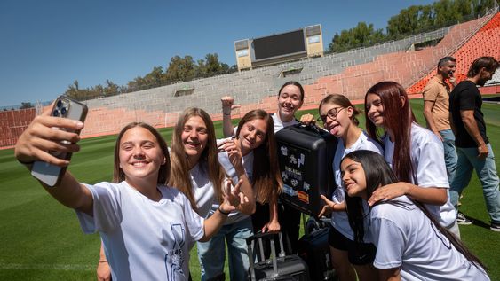 FUTBOL FEMENINO. Las jugadoras mendocinas que viajarán a España disfrutan del estadio Malvinas Argentinas.&nbsp;