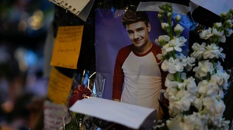 Una foto del excantante de One Direction Liam Payne colocada en un altar improvisado fuera del hotel en el que fue hallado muerto tras caer de un balcón en Buenos Aires, Argentina, el jueves 17 de octubre de 2024. (AP Foto/Natacha Pisarenko)