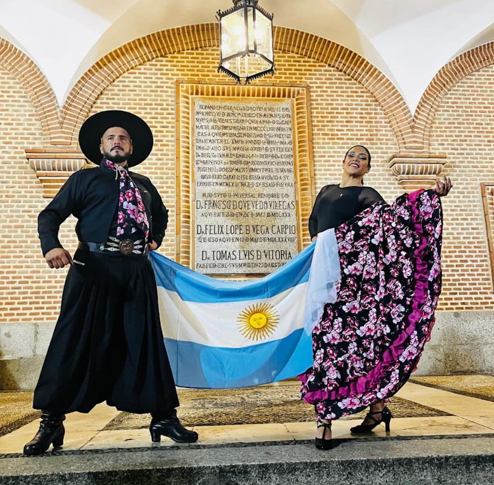 Recorriendo Madrid bajo los colores argentinos.