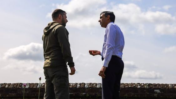 El presidente de Ucrania, Volodimir Zelenski, con el primer ministro de Reino Unido, RIshi Sunak, durante el encuentro que mantuvieron este lunes.