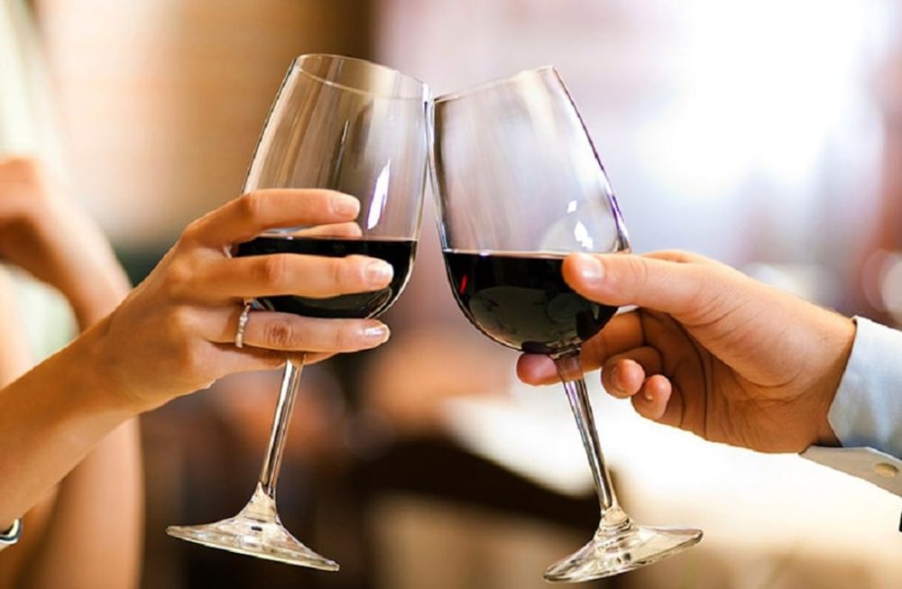 Vivimos en la tierra del vino y es lógico que el vino sea acompañante habitual en nuestras ingestas cotidianas. Y mire que hay vino a rolete. Si uno tuviera que probar todos los vinos que hay en Mendoza gastaría varios meses en el intento.