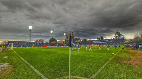 Tarde plomiza. La tormenta de Santa Rosa estuvo amenazante en el partido que jugaron Independiente y Argentinos, en el Bautista Gargantini. El primer tiempo se jugó bajo un sol radiante.