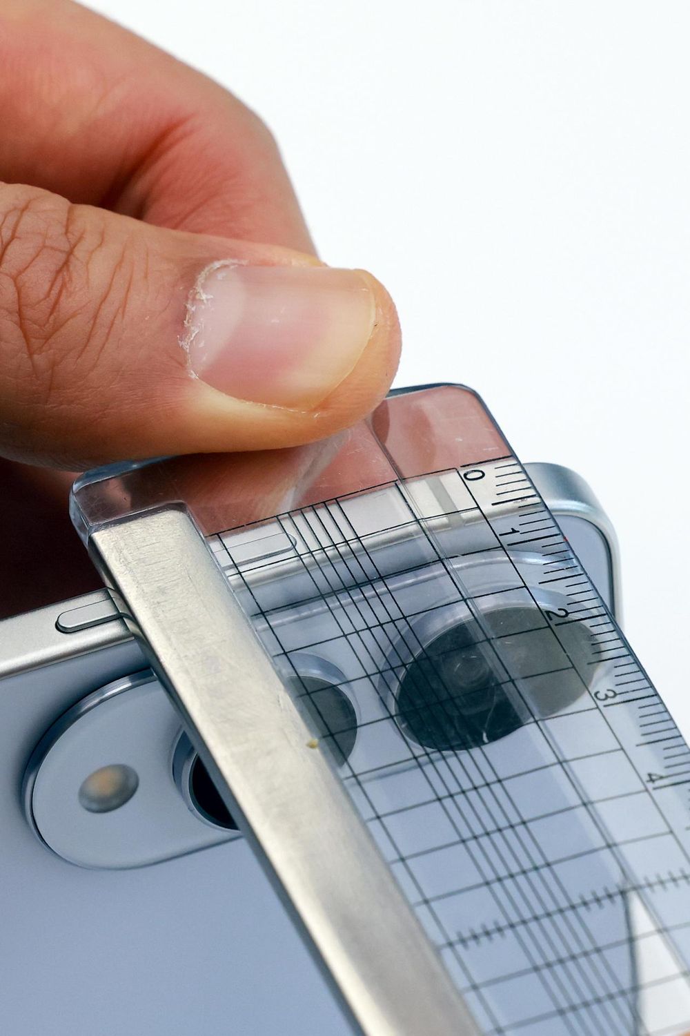 Reporter mierzy linijką grubość nowego smartfona Galaxy S25 Edge firmy Samsung Electronics Co. podczas wydarzenia medialnego w Seulu w Korei Południowej, 13 maja 2025 r., przedstawiając produkt charakteryzujący się ultracienką konstrukcją, zaawansowaną technologią aparatu i sztuczną inteligencją. Firma twierdzi, że nowy smartfon ma grubość 5,8 milimetra, co oznacza, że jest znacznie cieńszy od Galaxy S25 (7,2 mm) i Galaxy S25 Plus (7,6 mm).