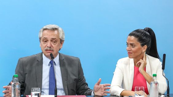 El expresidente Alberto Fernández y la exdirectora del PAMI, Luana Volnovich. Su gestión fue cuestionada por el gobierno de Milei. (Foto Presidencia)