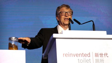 Bill Gates da una conferencia con un vaso lleno de heces