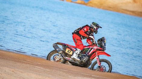 Kevin Benavides es nuevo líder entre las motos a falta de dos días para el final de la carrera.
