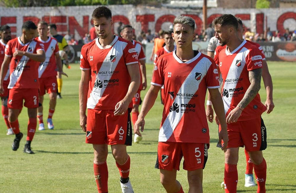 Agustín Manzur (N°5) fue la figura de Maipú, en el partido que empató sin goles frente a Estudiantes de Río Cuarto, en Córdoba. El domingo juegan la revancha en calle Vergara. Foto: Orlando Pelichotti