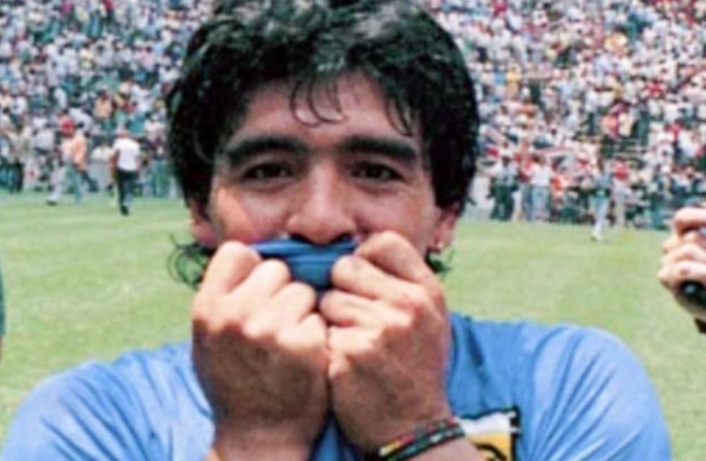 La casaca de D10s, con guión del experto Marcos Osorio es una comedia en la que tres amigos planean robar la camiseta que el astro del fútbol usó en el partido contra los ingleses.