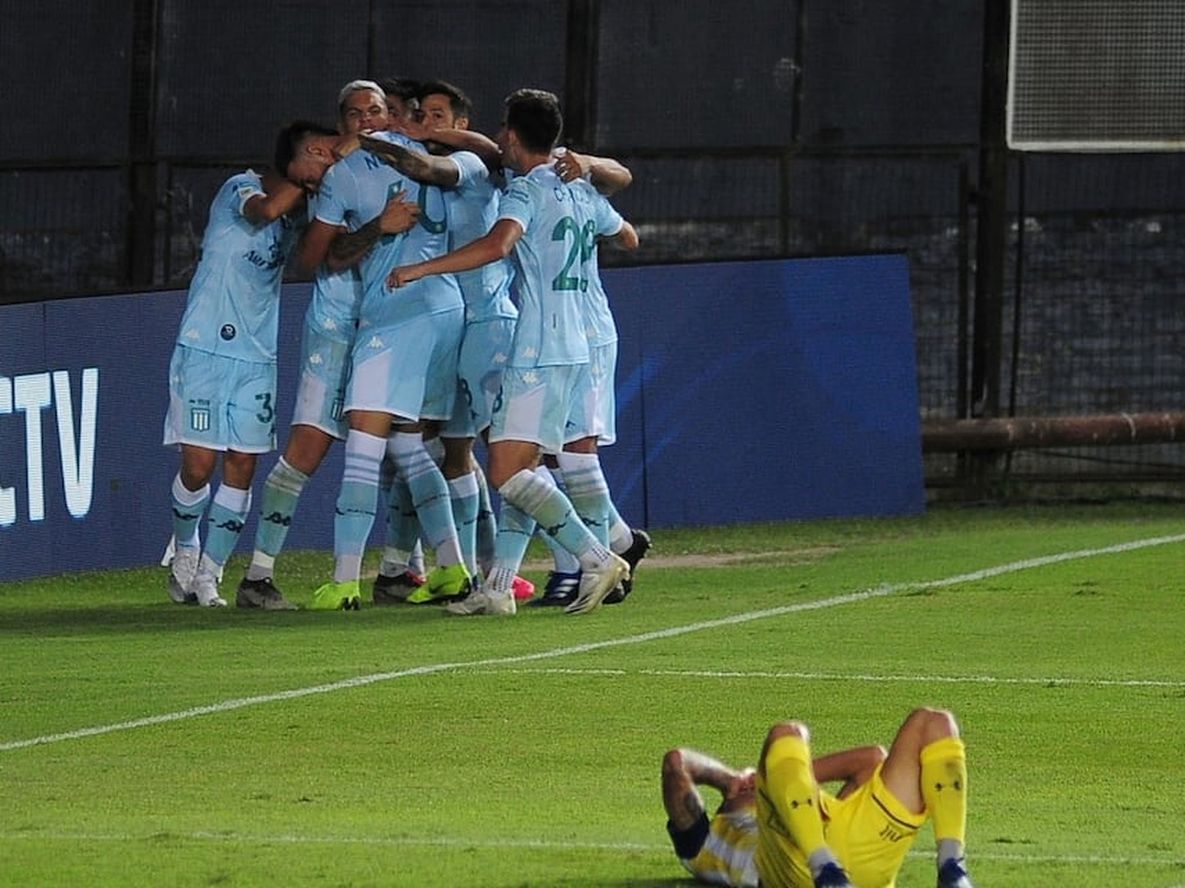 Racing celebra el gol de la victoria de Enzo Copetti ante Rosario Central.