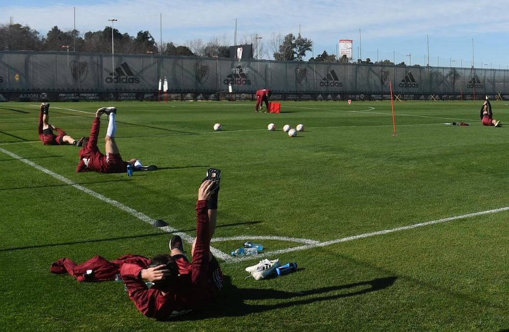 El plantel de River trabaja en el predio que tiene el club en Ezeiza bajo un estricto protocolo sanitario. / Gentileza: Prensa River