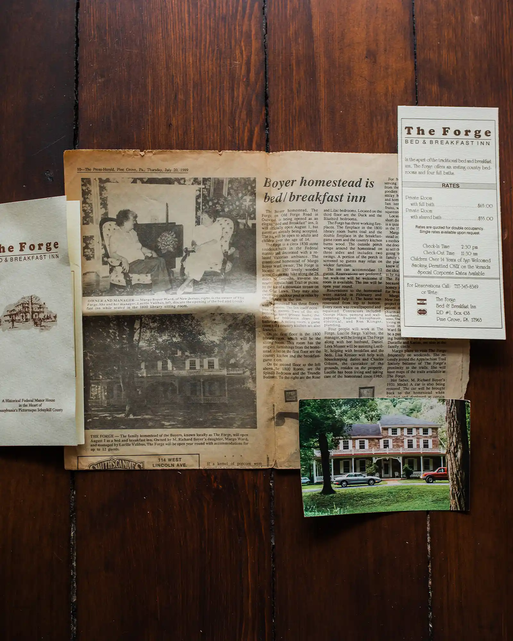 Artículo de periódico sobre la casa 'The Forge'.  