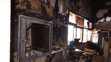 Los Andes | La escuela Juan Bautista Alberdi, de Lavalle, se vio afectada luego de un incendio que comenzó en un campo inculto colindante y que provocó que se prendiera fuego el techo de la institución. | Foto: gentileza