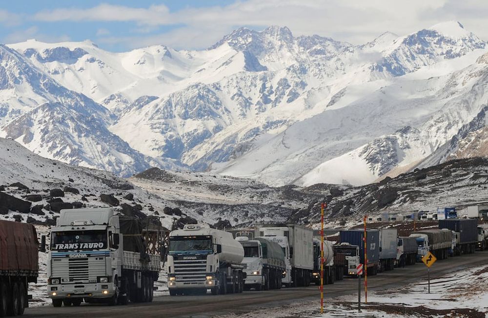Camioneros varados esperan cruzar en los siguientes días a Chile. Según el informe de UCIM el impacto económico, bajo todo concepto, equipara los 1.000 millones de dóalres.