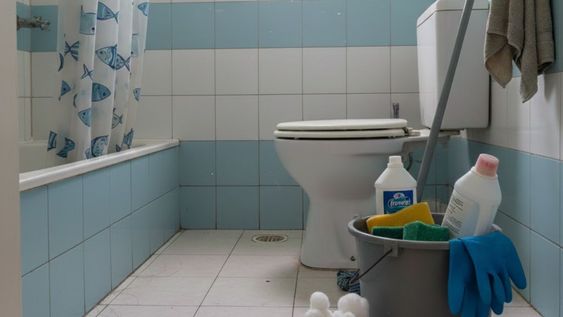 La limpieza previa evita que olores indeseados compitan con el perfume elegido dentro del baño.