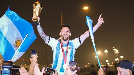 Lionel Messi exhibe feliz la Copa del Mundo en uno de los festejos post consagración. El Monumental lo ovacionará y será histórico. / gentileza