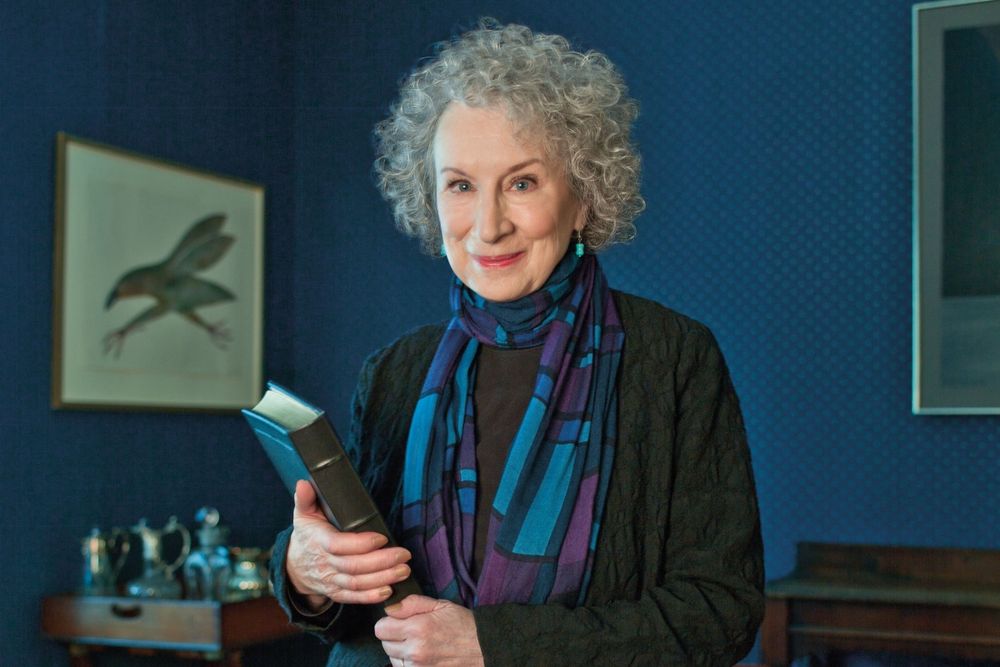 Margaret Atwood, la escritora y creadora del universo de la serie ahora en Netflix, 