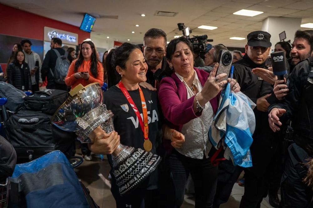 Fiesta en Ezeiza: la vuelta de Las Leonas tras el campeonato mundial