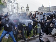 Nuevos incidentes entre jubilados y policías frente al Congreso.