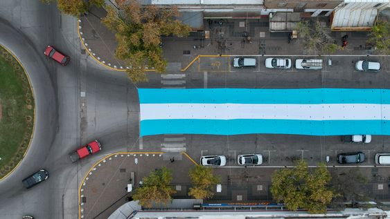 general alvear desplego la bandera mas grande del pais sobre los techos de sus avenidas