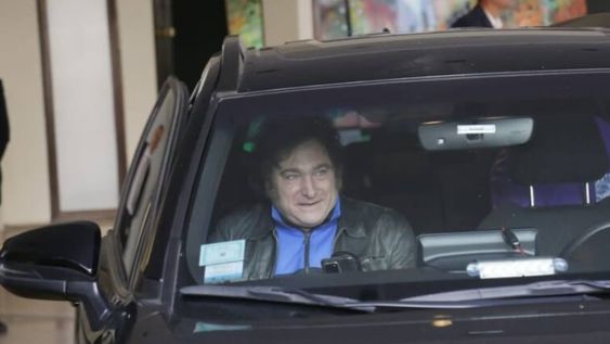 Javier Milei suele vestir un buzo azul debajo de su campera de cuero. Foto: La Nación