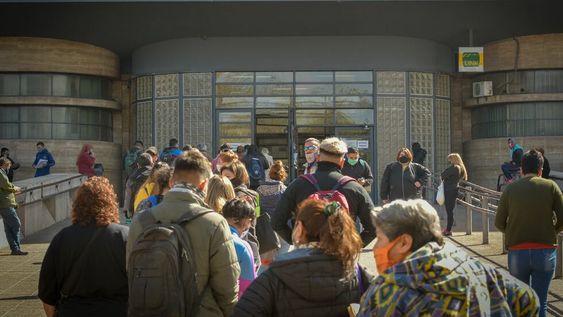 El hombre se desvaneció en la puerta del Central tras ser atendido por una trombosis. Su familia dice que no fue asistido de inmediato, y desde el hsopital prefirieron no referirse al hecho. Además, hay dudas sobre si tenía Covd-19 o no. Foto: Orlando Pelichotti  /  Los Andes