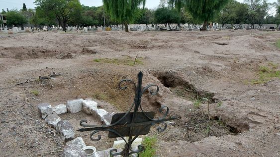 Los trabajos del Equipo Argentino de Antropología Forense continúan en el misterioso predio del cementerio capitalino. Hasta ahora han identificado a 9 personas. | Foto: Orlando Pelichotti / Los Andes