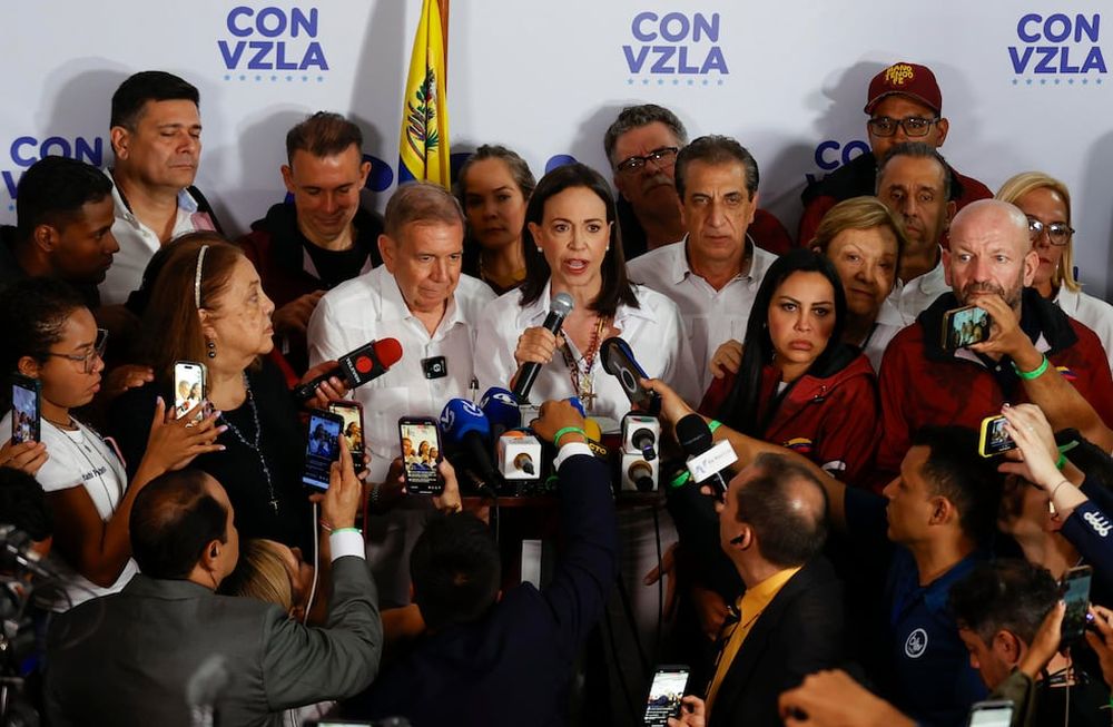 El candidato a la presidencia de Venezuela, Edmudo González Urrutia (c-i), y la líder opositora venezolana, María Corina Machado (c-d), dan declaraciones tras conocer los resultados de las elecciones presidenciales este lunes, en Caracas (Venezuela). Machado dijo que el nuevo presidente electo de Venezuela es el exembajador Edmundo González Urrutia, pese a que el Consejo Nacional Electoral (CNE) anunció previamente la victoria del candidato oficialista, Nicolás Maduro, en los comicios celebrados este 28 de julio. Foto: EFE/ Henry Chirinos