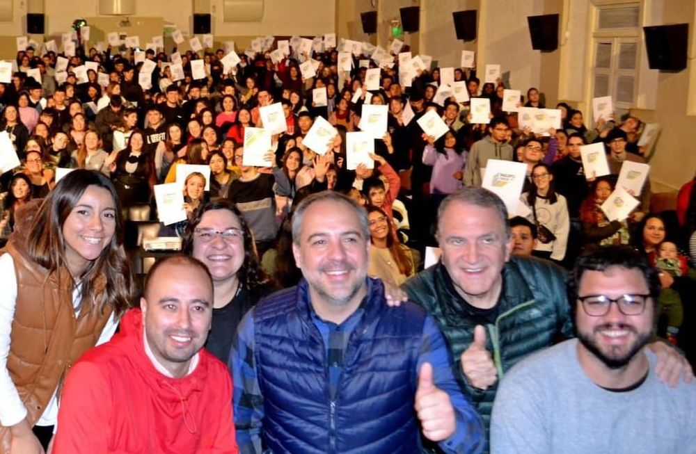 Stevanato entregó 600 becas a estudiantes