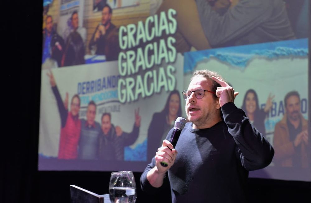 El senador Lucas Ilardo cerró el ciclo Derribando mitos en el teatro Selectro. Prensa PJ