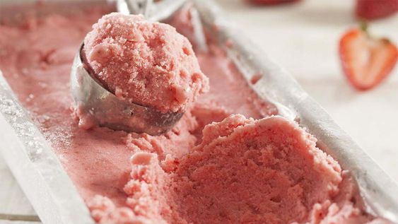 como se hace el helado de frutilla casero: la receta en la licuadora con 2 ingredientes y en minutos