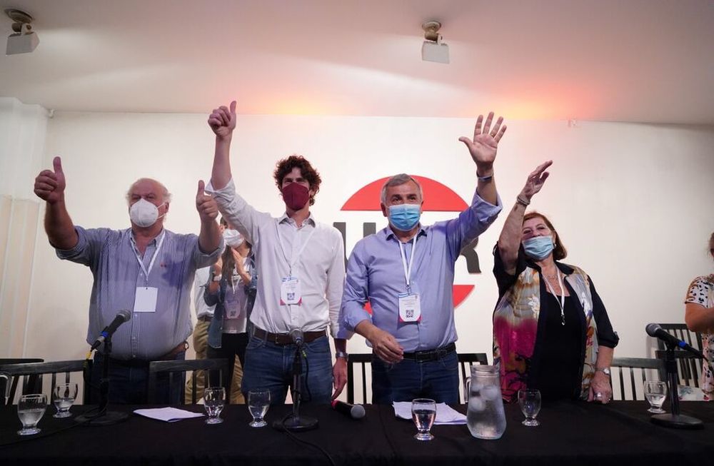 Los nuevos representantes del Plenario Constitutivo del partido para la elección de sus autoridades periodo 2021-2023. Presidente Gerardo Morales, vicepresidente Martin Lousteau. Foto: Federico Lopez Claro