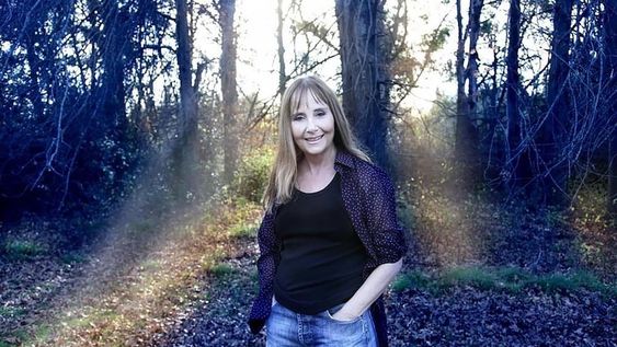 La cantante lanzó Beepolar su nuevo single y remasterizó su obra solista para las plataformas digitales.