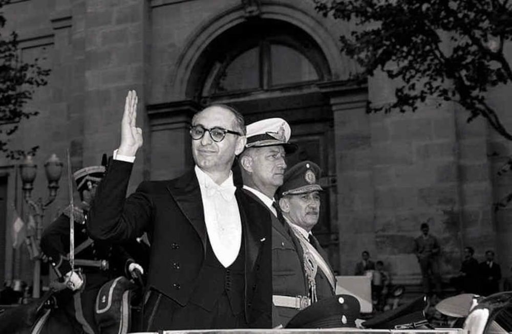 Estilo. Arturo Frondizi asume la presidencia en 1958 (Clarín.com).