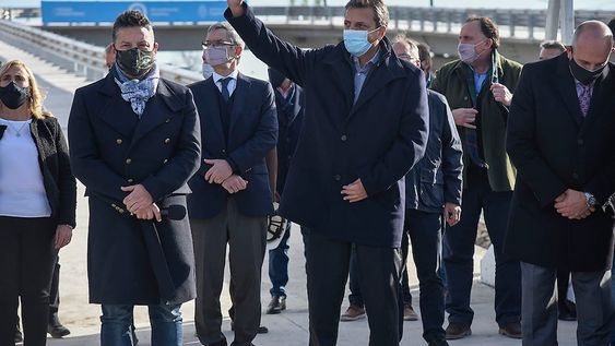 Massa encabezó el viernes la inauguración de un puente ferroviario en el conurbano junto al ministro de Transporte, el massista Guerrera. / Los Andes