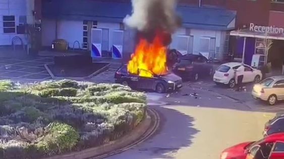 El episodio dejó un muerto y un herido, el taxista. Este último logró encerrar al pasajero con la bomba antes de salvar su vida. / The Sun