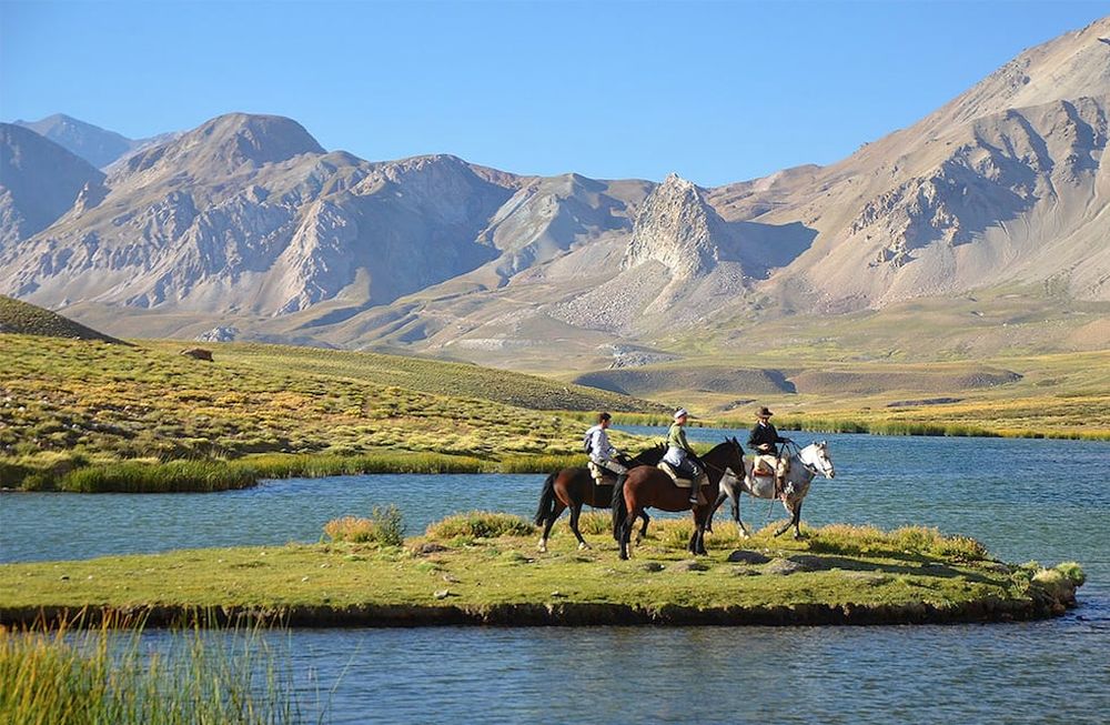 Además de la famosa laguna de 2 kilómetros de extensión y 140 metros de profundidad, hay arroyos, cascadas, aguas termales, pinturas rupestres y caminos de montaña. | Foto: Municipalidad de Malargüe