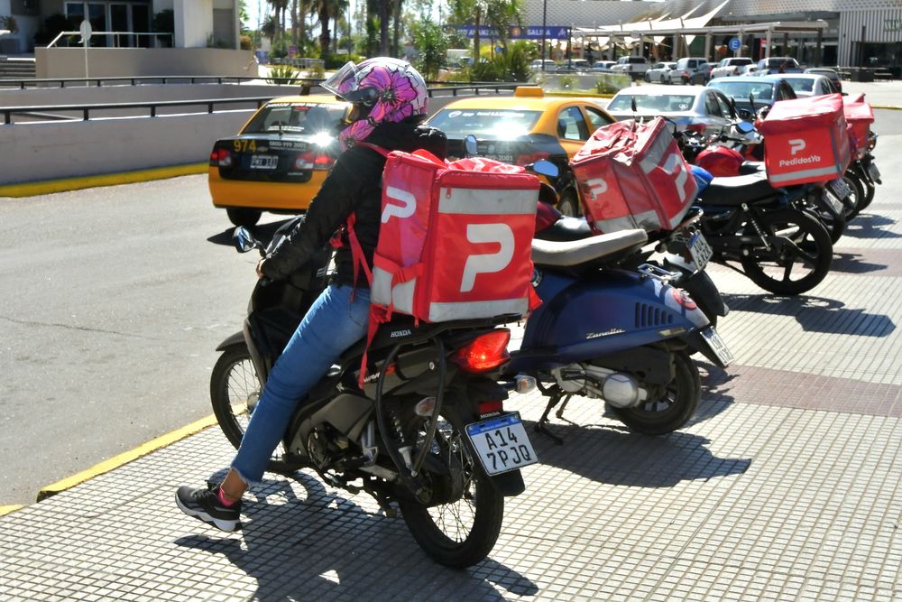 Las plataformas de delivery y taxi salvan a miles de familia para no terminar de caer.