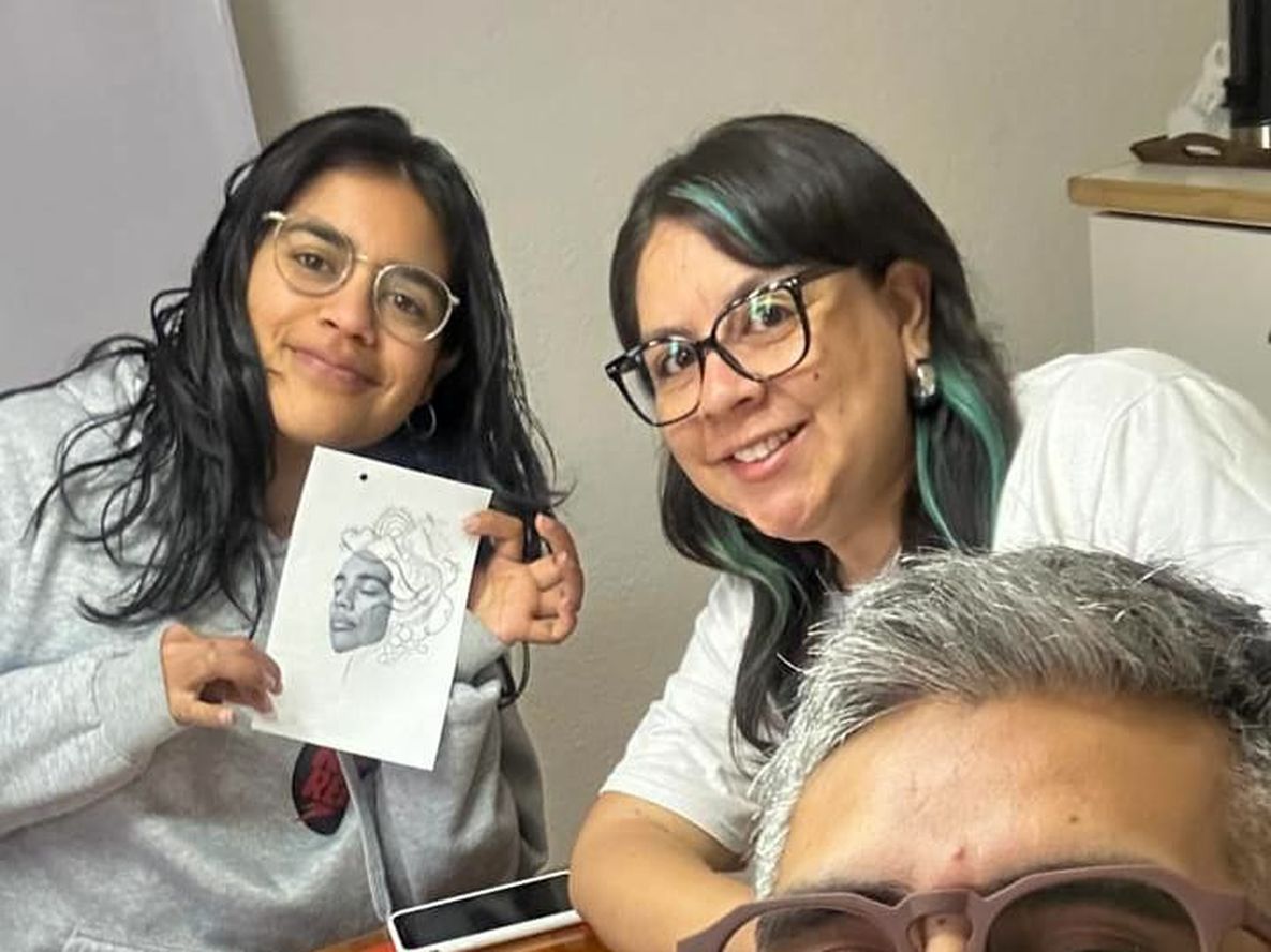 Los creadores de Mate durante el proceso creativo en la agencia IlustrePRO, en Tunuyán.