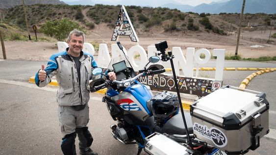 A los 57 se subió a la moto y empezó a vivir el sueño que esperó toda su vida: un viaje para descubrirse