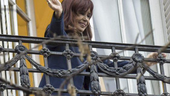 La ex presidenta Cristina Fernández de Kirchner, saluda a las distintas agrupaciones y a sus simpatizantes. Que realizan desde el miércoles una vigilia, en la calle. Frente al domicilio de la ex presidenta en el barrio de Constitución.&nbsp;