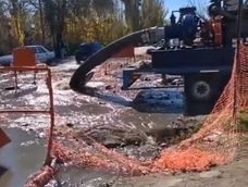 Contaminación en Los Corralitos por colapso de un colector cloacal de Aysam.&nbsp;